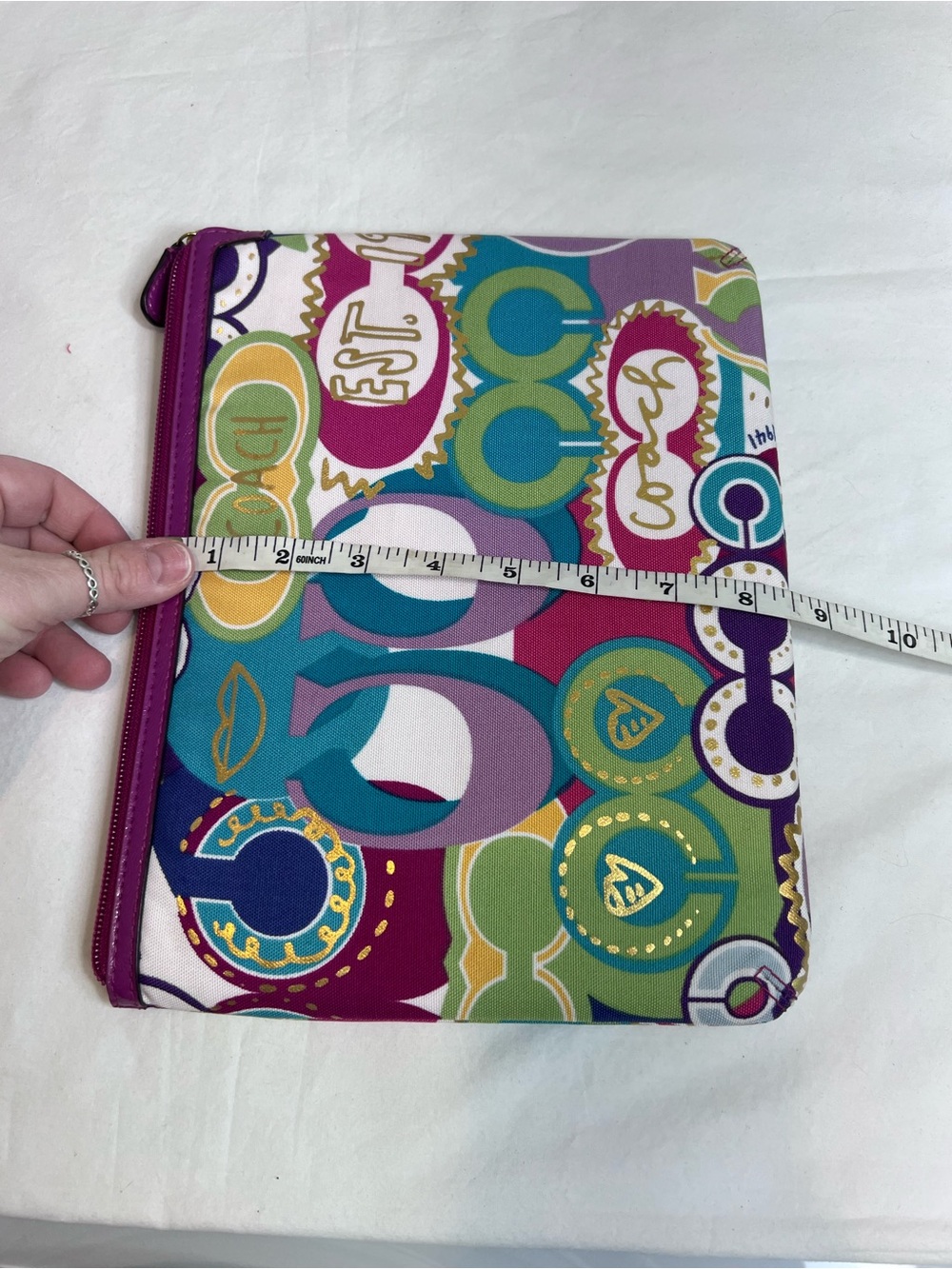 Coach Poppy tablet case featuring a vibrant multicolored graffiti "C" print - Picture 5 of 5